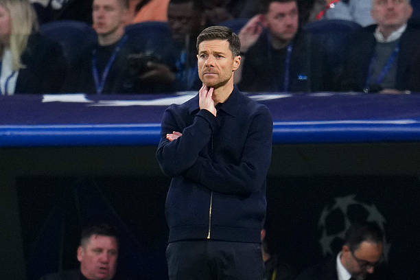 Xabi Alonso nhìn xa xăm tại khu vực kỹ thuật.